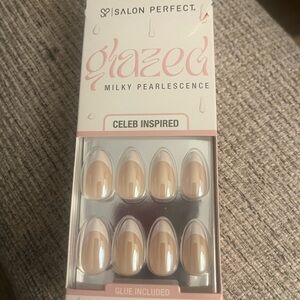 Salon Perfect Glazed Milky Pearlescence Press-On Nails - Nude Ombre